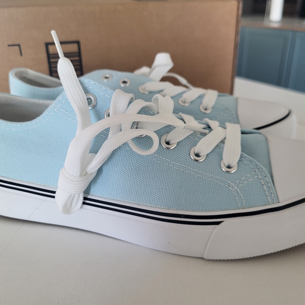 Retro Women's Light Blue Canvas Low Top Sneakers Size 8.5 NWT - Picture 2 of 5